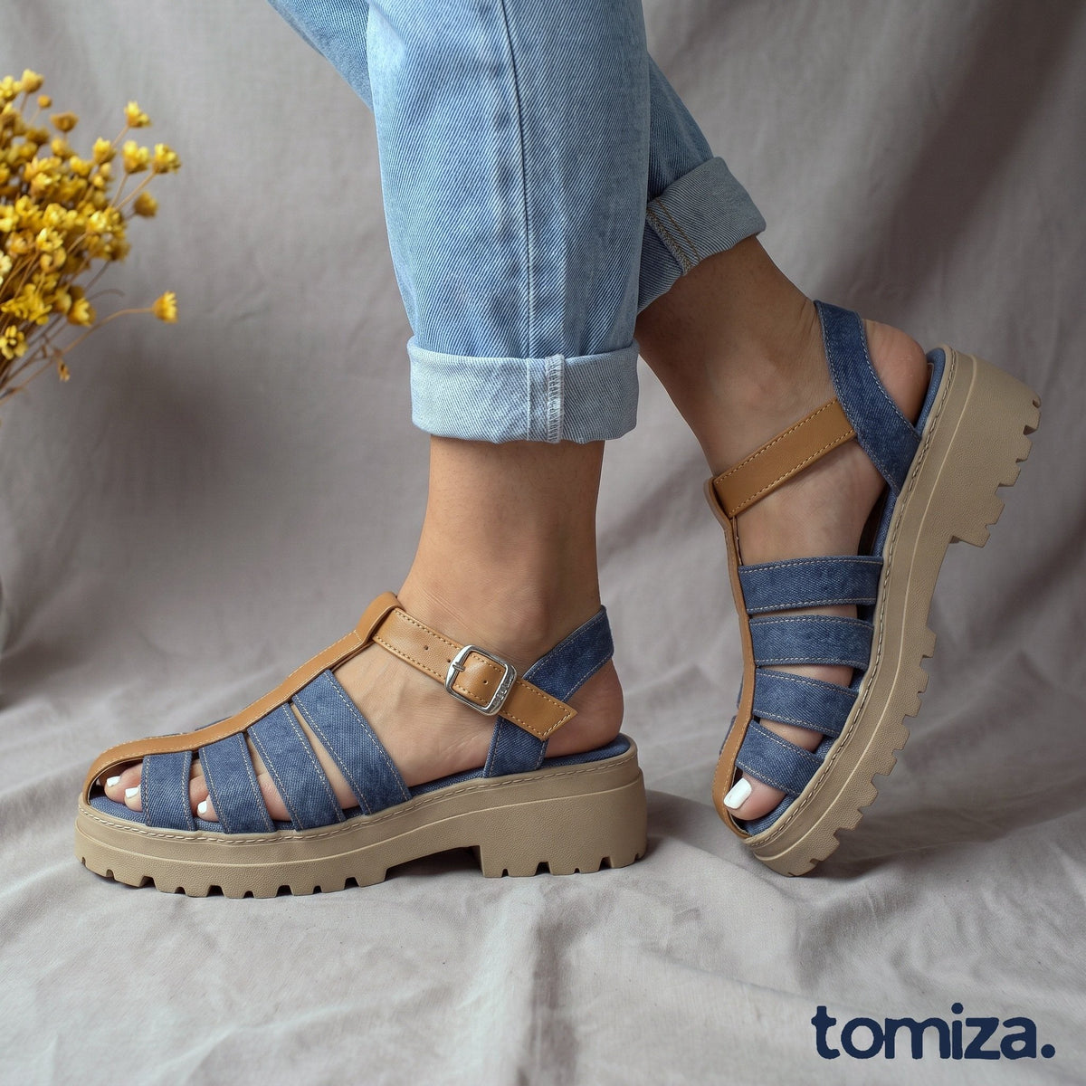 Sandalias Jessica color jean puestas al caminar