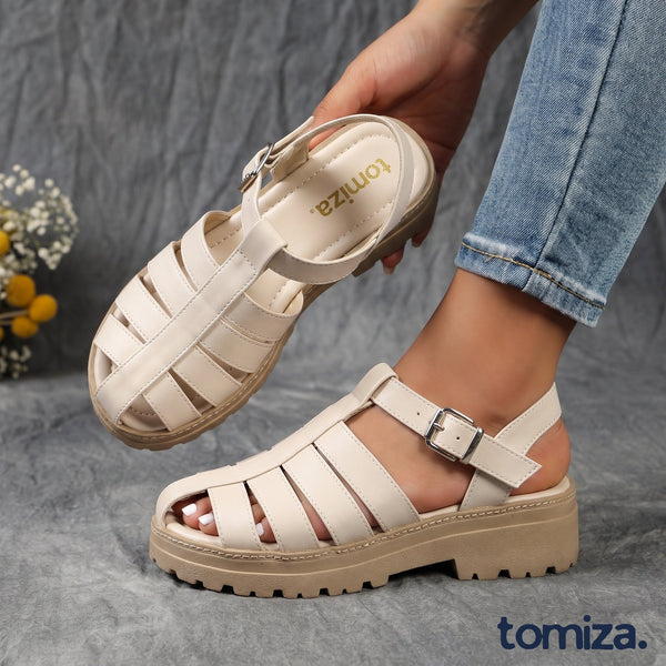 Sandalias Jessica color nude puestas, con la plantilla tomiza a la vista